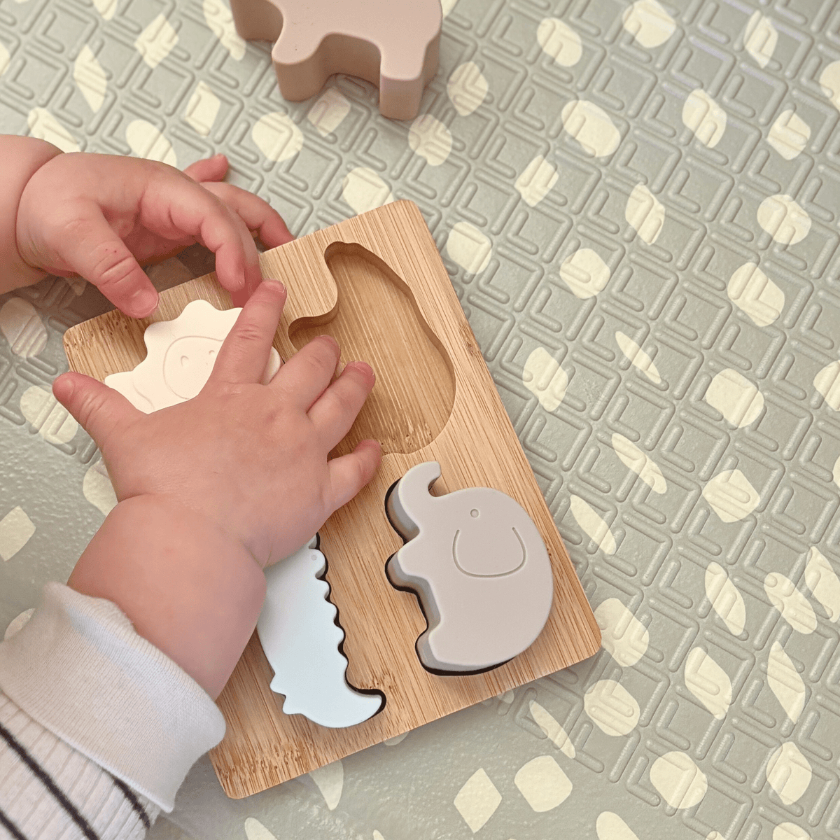 Puzzle Montessori en bois naturel avec pièces pastel