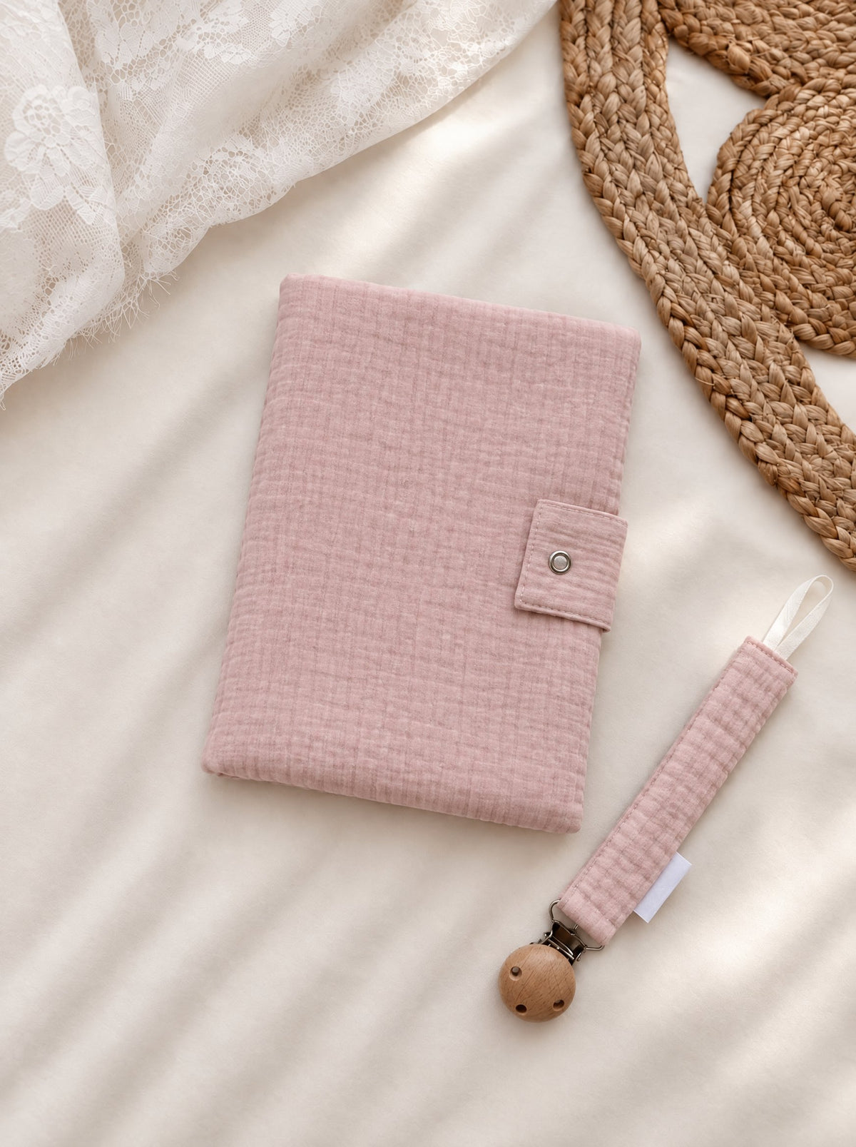 Protège carnet de santé rose en gaze de coton et attache tétine assortie