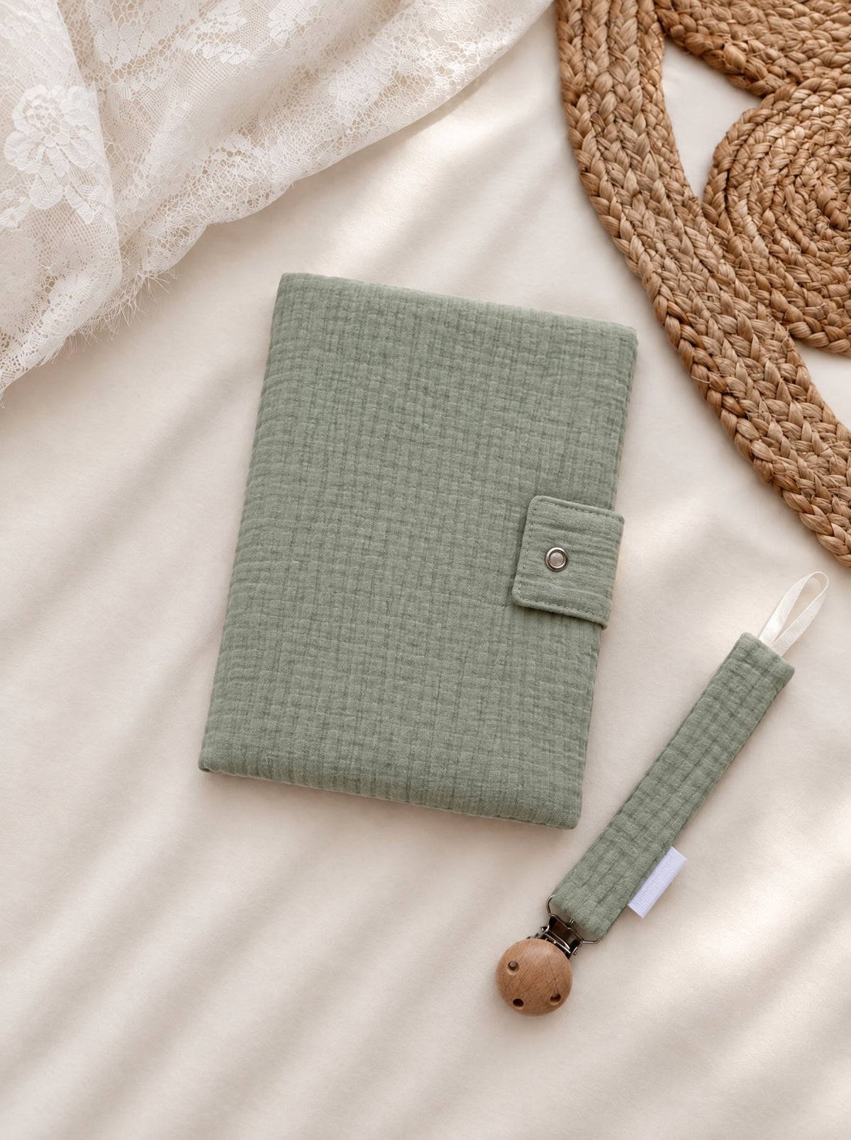 Protège carnet de santé vert en gaze de coton et attache tétine assortie