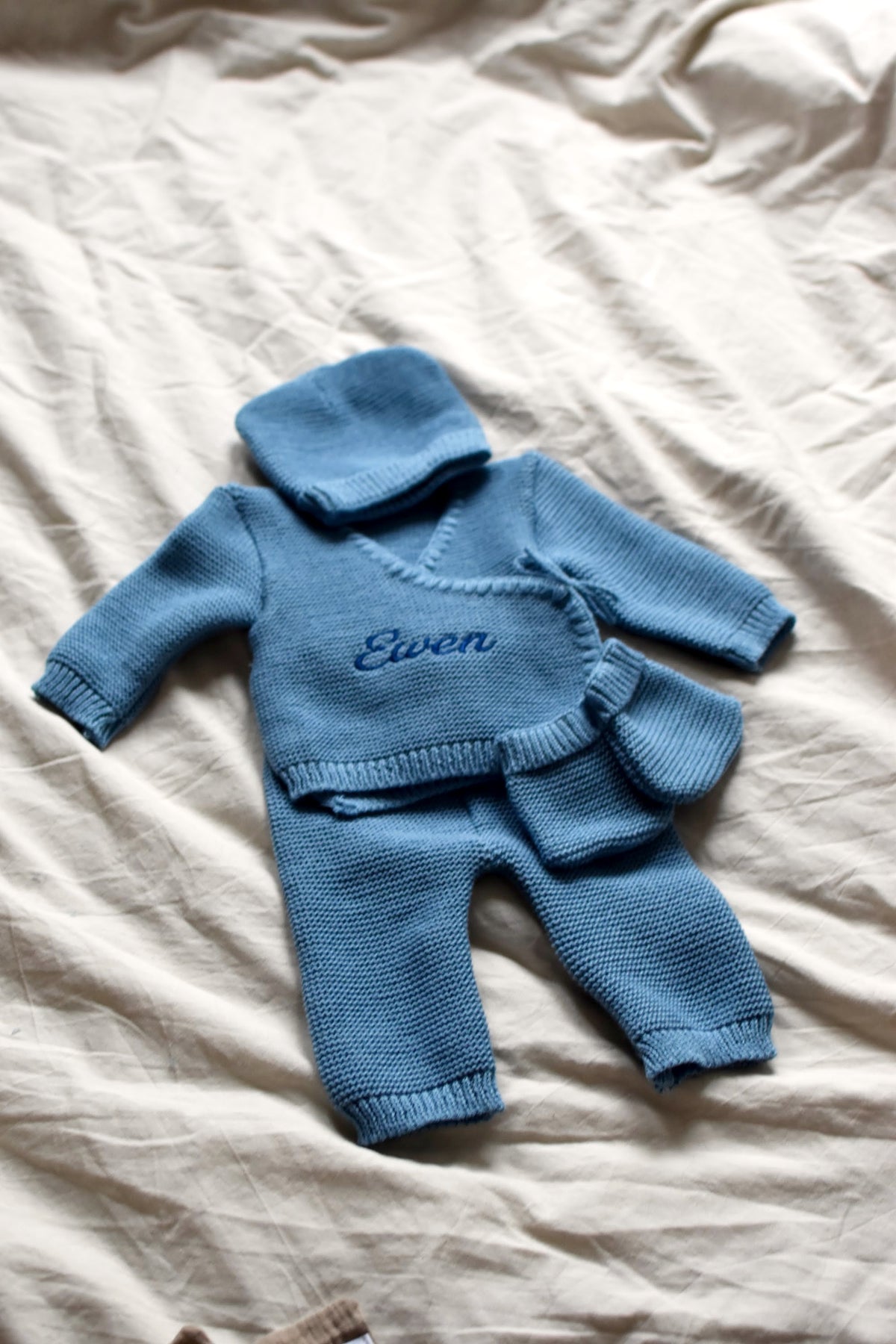 Tenue de naissance bleue en maille brodée au prénom Ewen