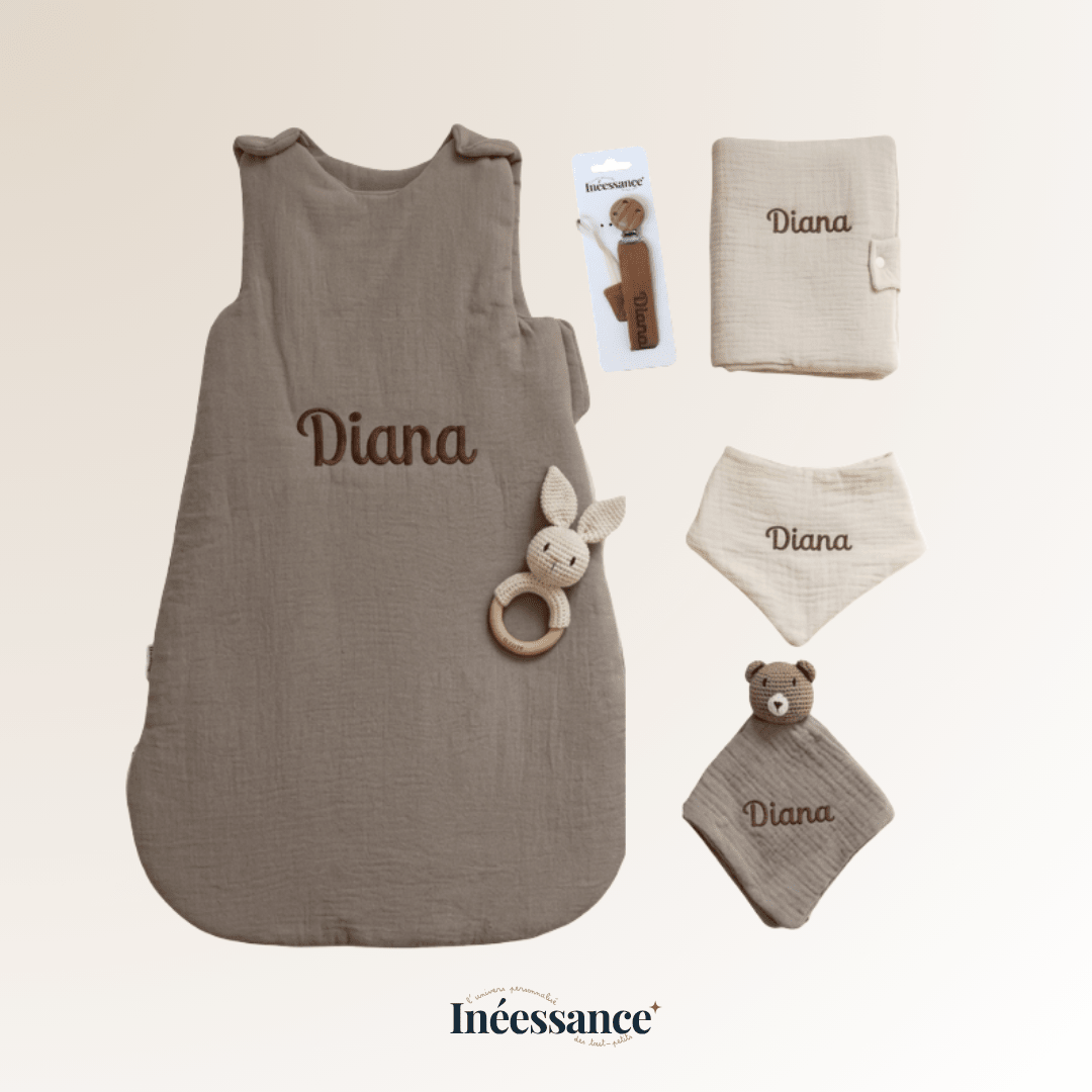 Coffret de naissance avec gigoteuse, attache-tétine, protège carnet de santé, bavoir et doudou en crochet