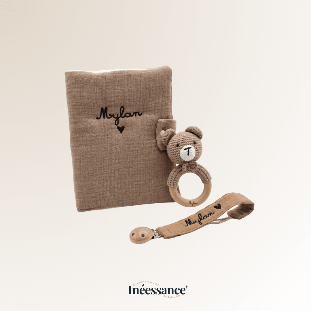 Coffret naissance Ineessance avec hochet en bois, attache-tétine et protège carnet de santé