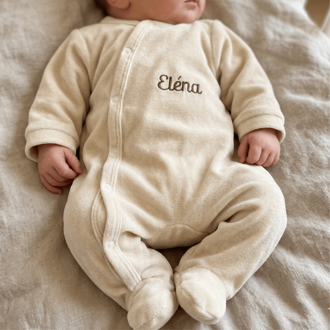 Pyjama de naissance en velours brodé au prénom de bébé