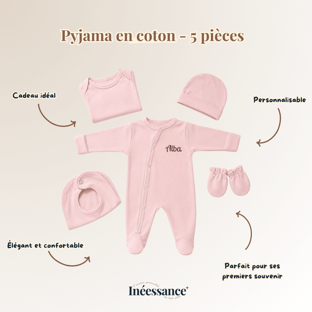 Détail du pyjama bébé en coton avec broderie du prénom