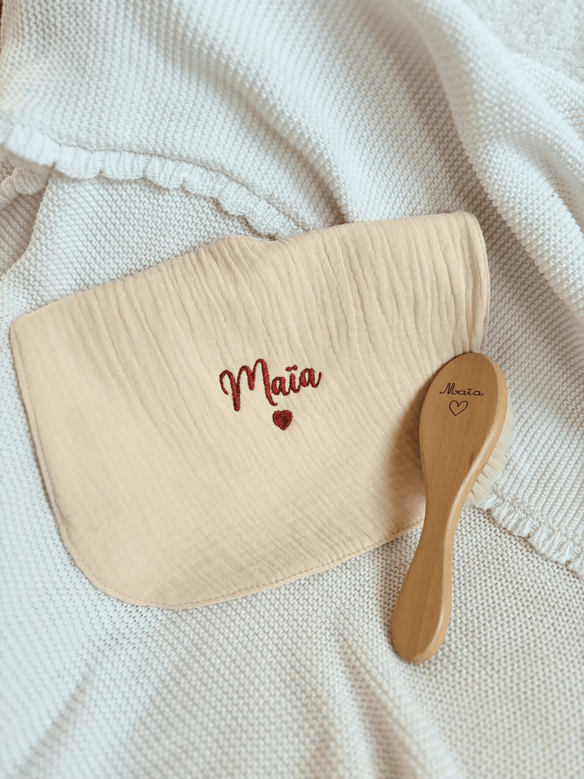 Brosse à cheveux bébé douce pour le cuir chevelu sensible