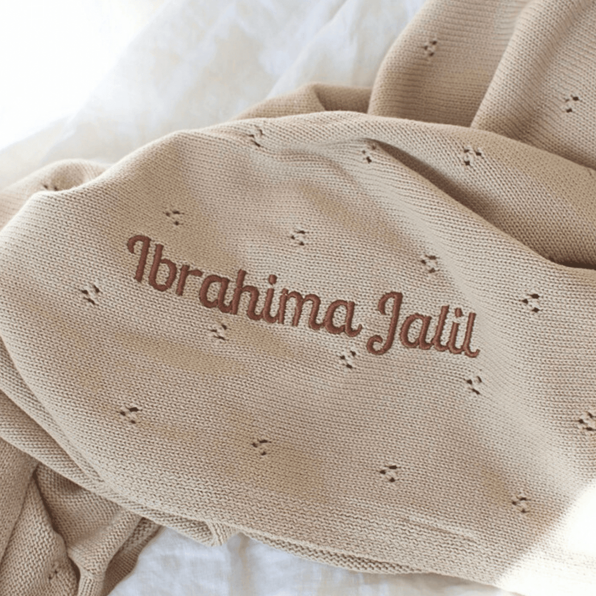 Couverture bébé en maille tricotin beige avec prénom brodé