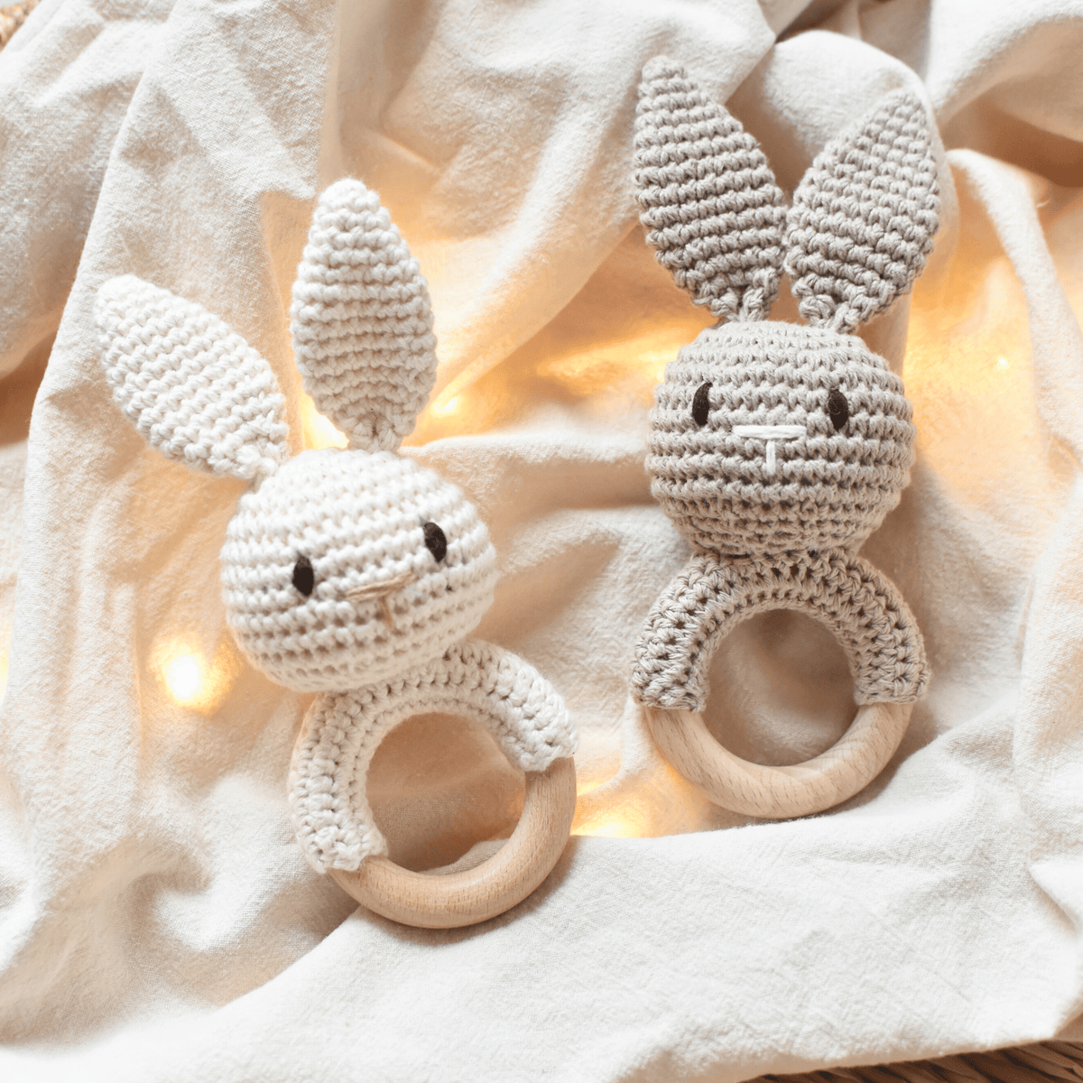 Hochet en crochet personnalisé sur anneau en bois gravé au prénom
