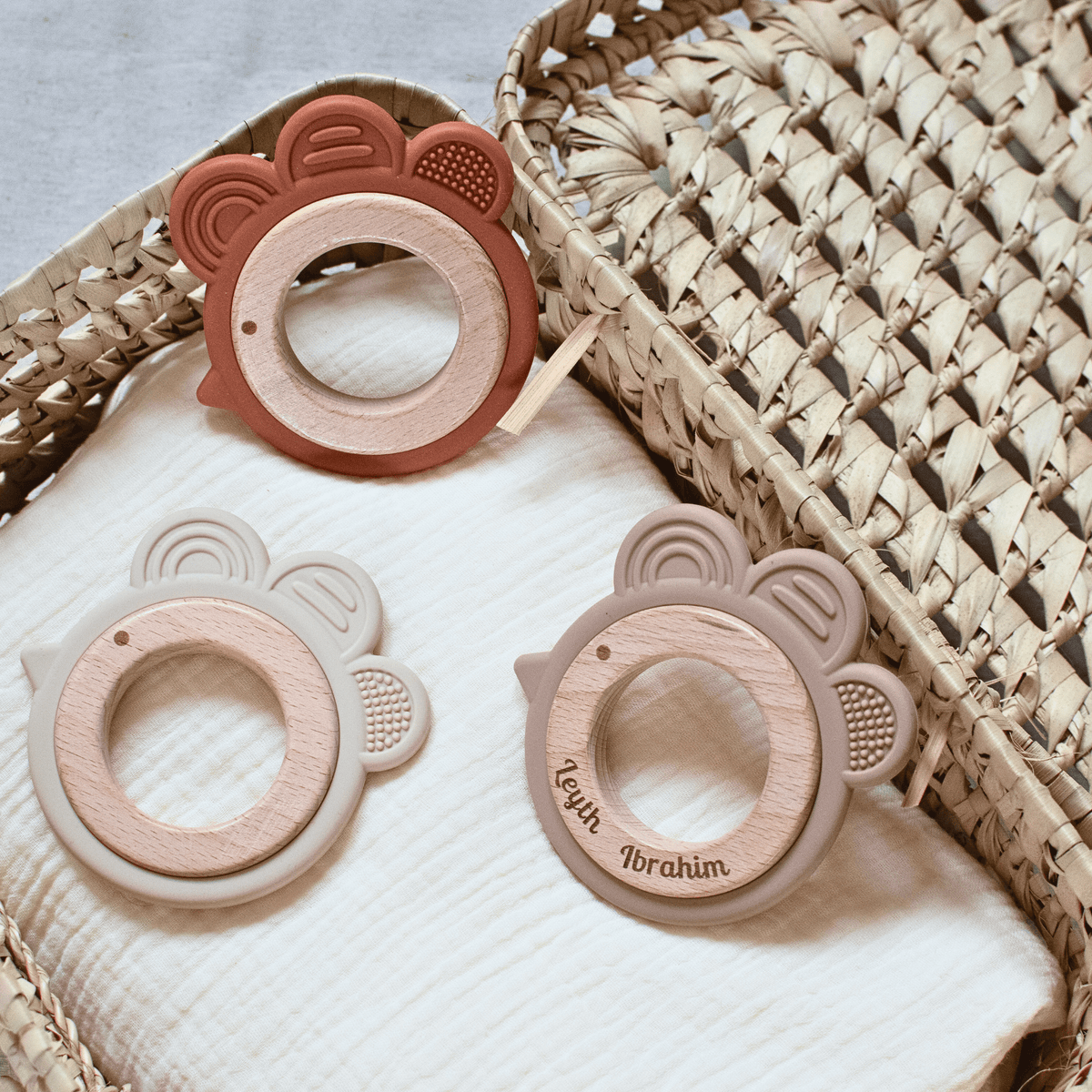 Anneau de dentition Petit Poussin en bois et silicone personnalisé