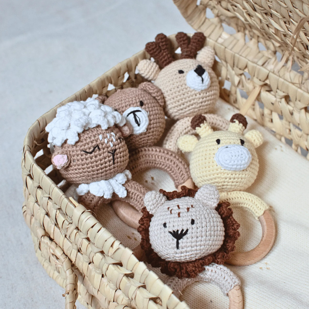 Panier de hochets en crochet : ourson, agneau, cerf, girafe et lion