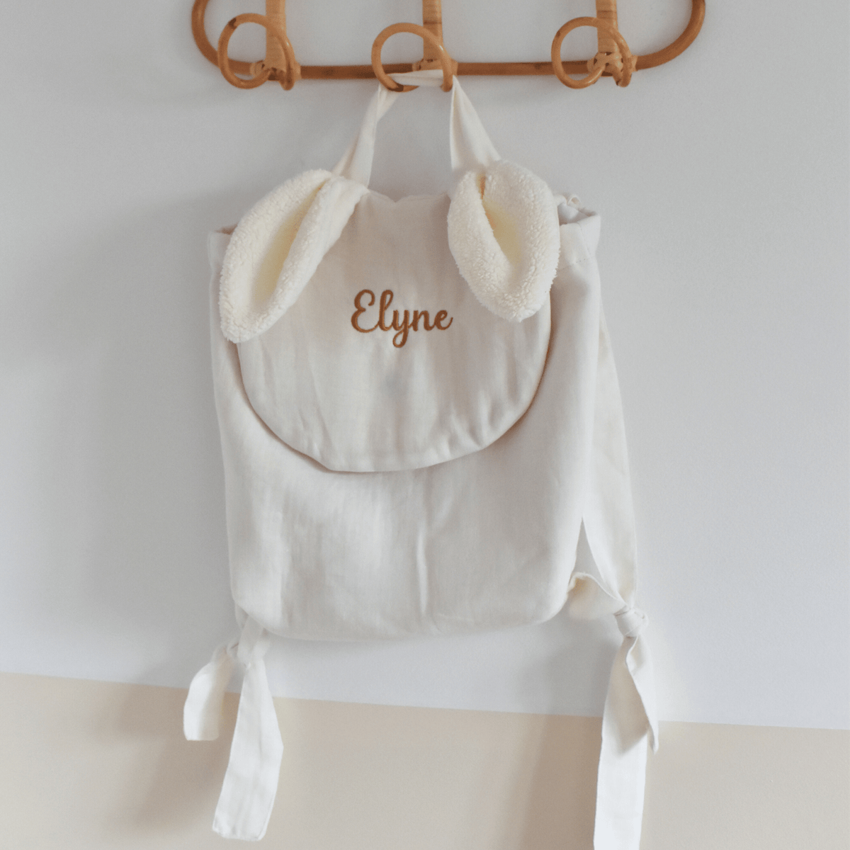 Détail des oreilles de lapin du sac à dos enfant