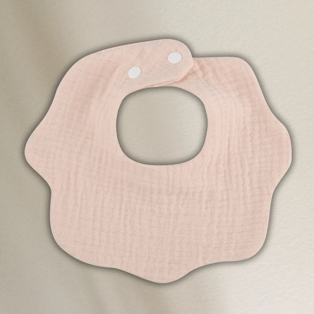 Petit bavoir en double gaze de coton brodé au prénom