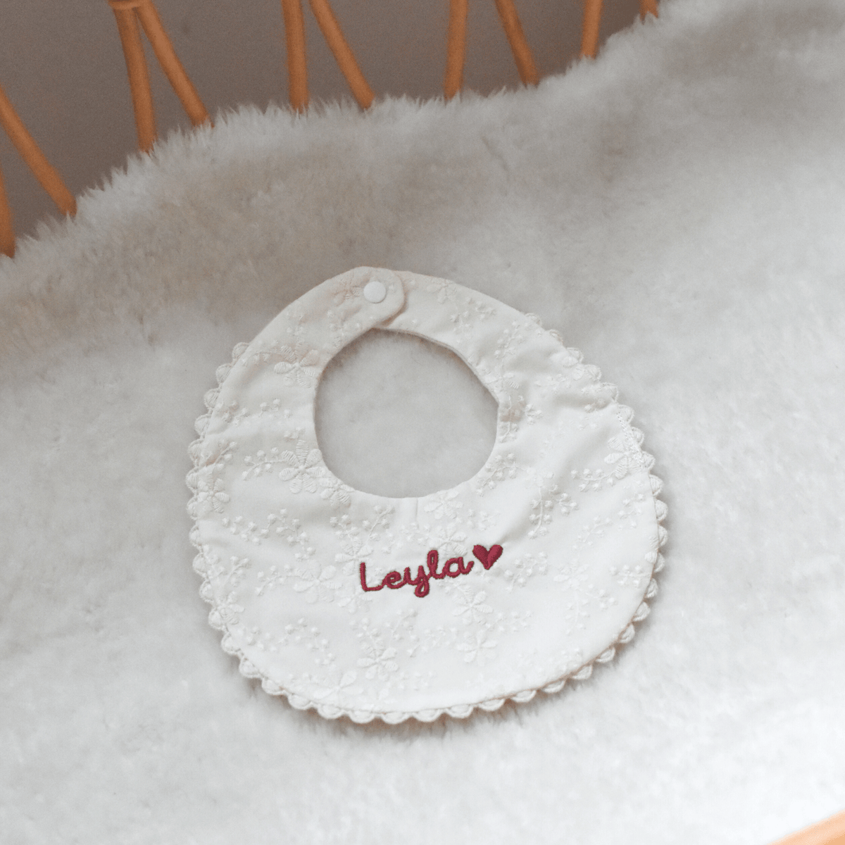 Bavoir bébé à col raffiné en coton, brodé au prénom