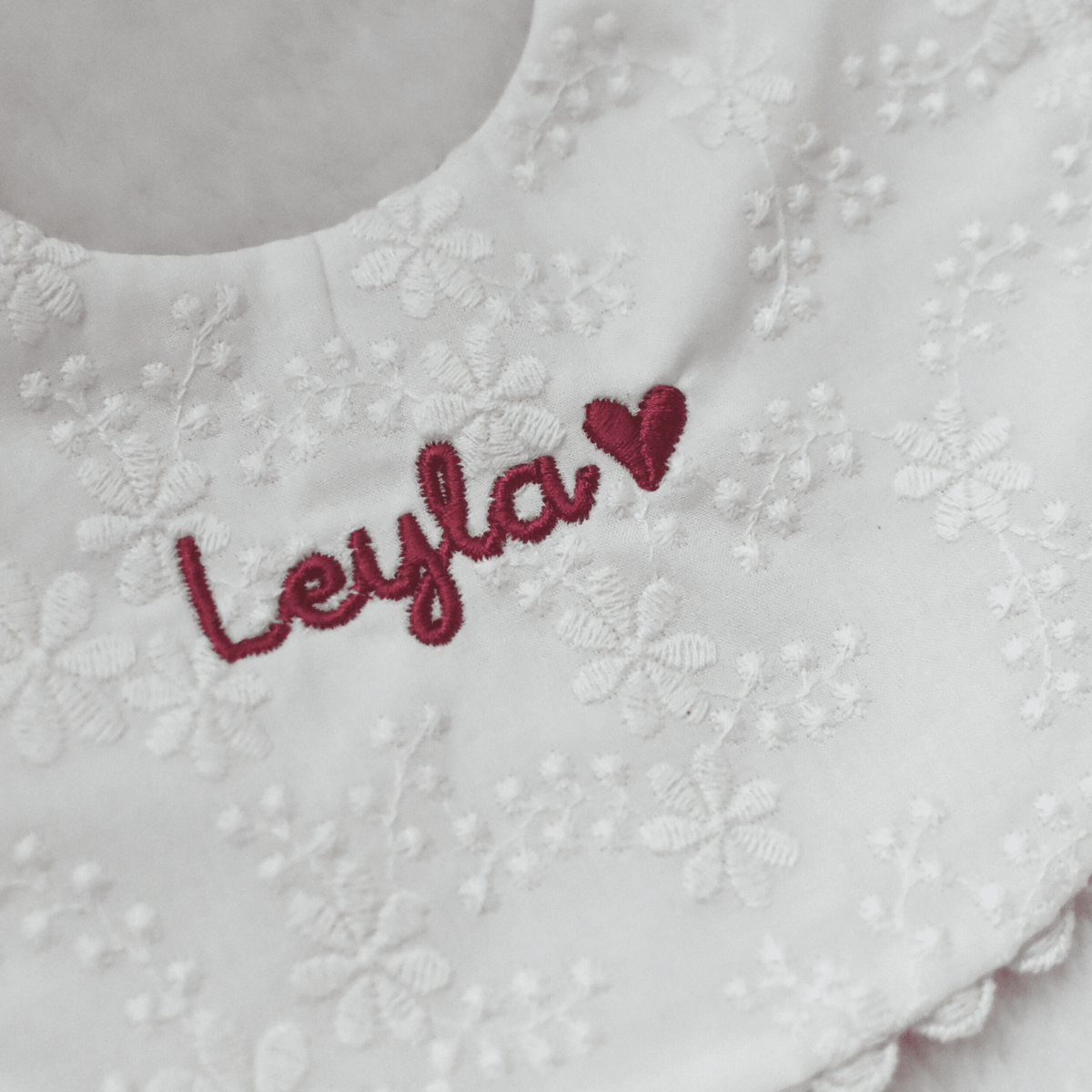 Bavoir chic pour bébé personnalisable dans notre atelier