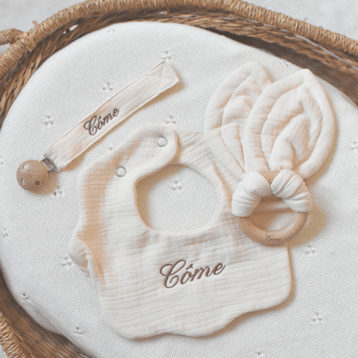 Bavoir brodé au prénom, attache-tétine et anneau de dentition du coffret Mini Essentiel