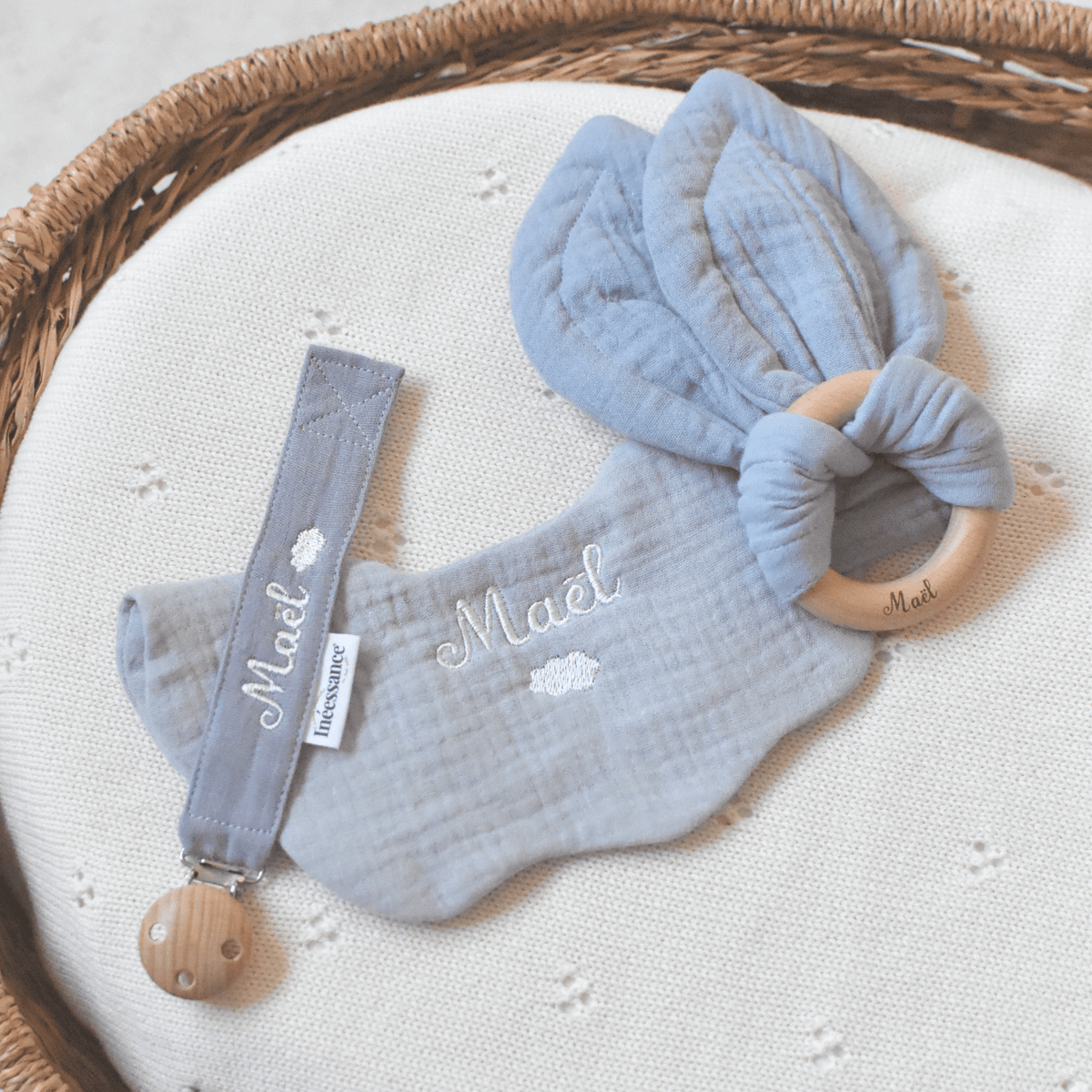 Coffret Mini Essentiel Ineessance, cadeau de naissance brodé et gravé