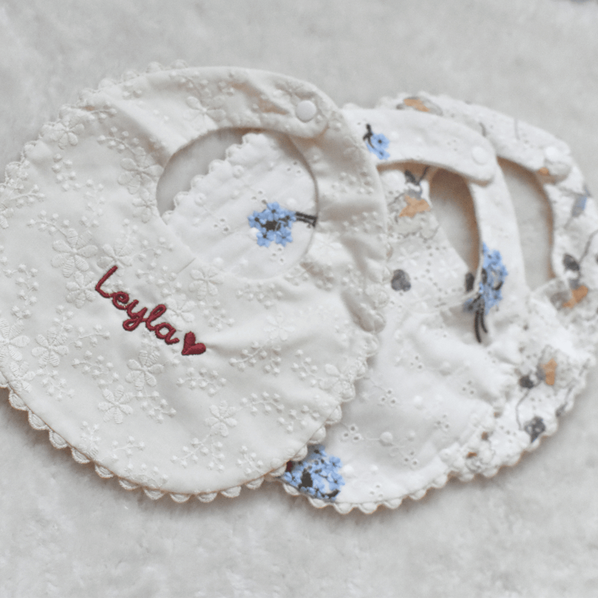 Bavoir bébé élégant, cadeau de naissance utile et raffiné