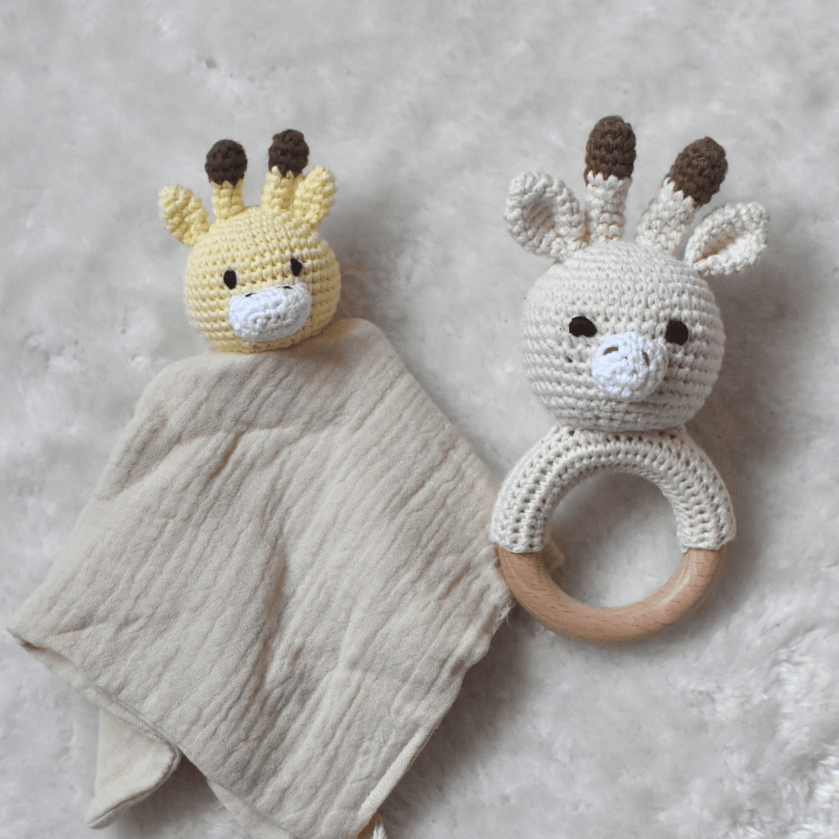 Doudou et hochet assortis personnalisés au prénom de bébé
