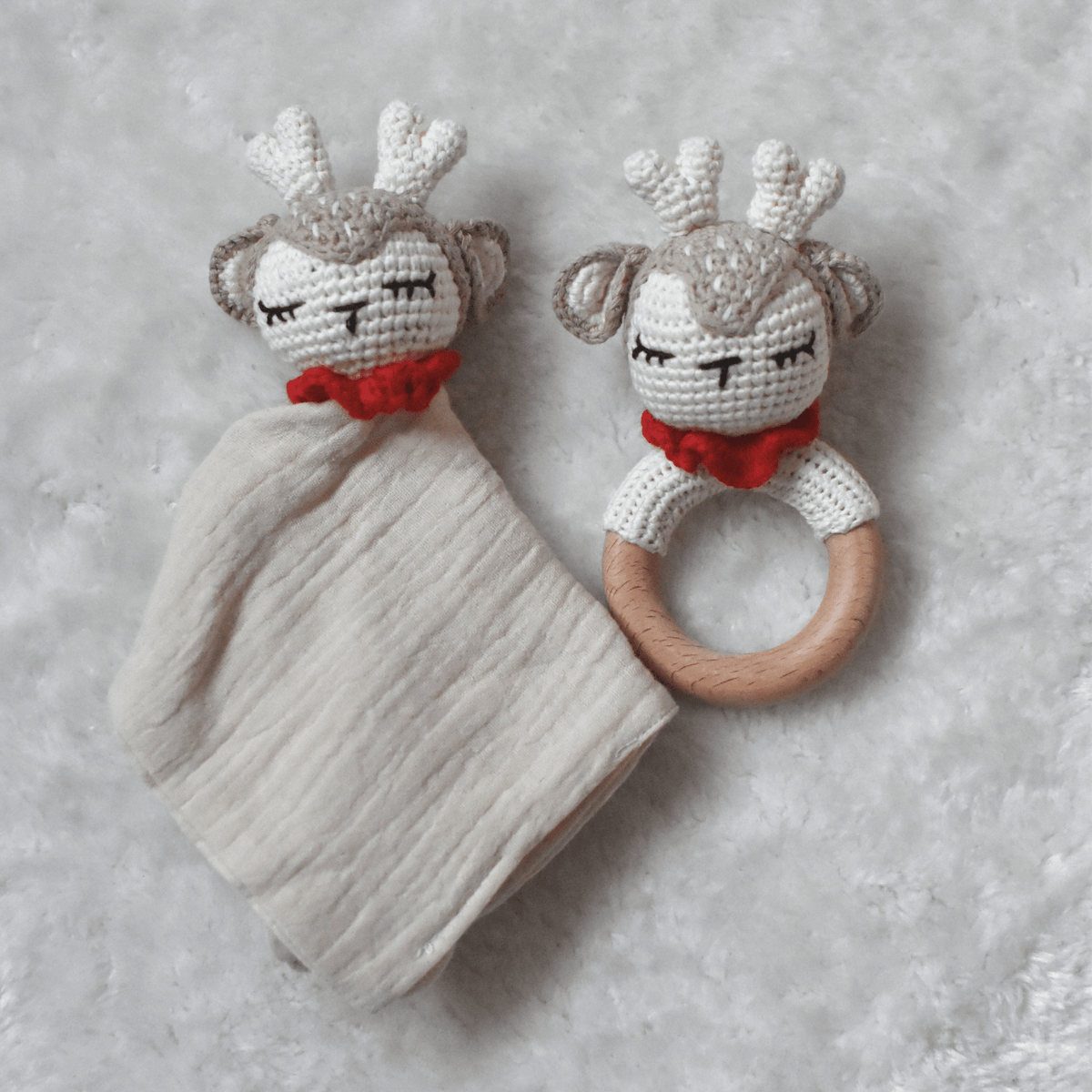 Lot doudou et hochet assortis en gaze de coton et crochet