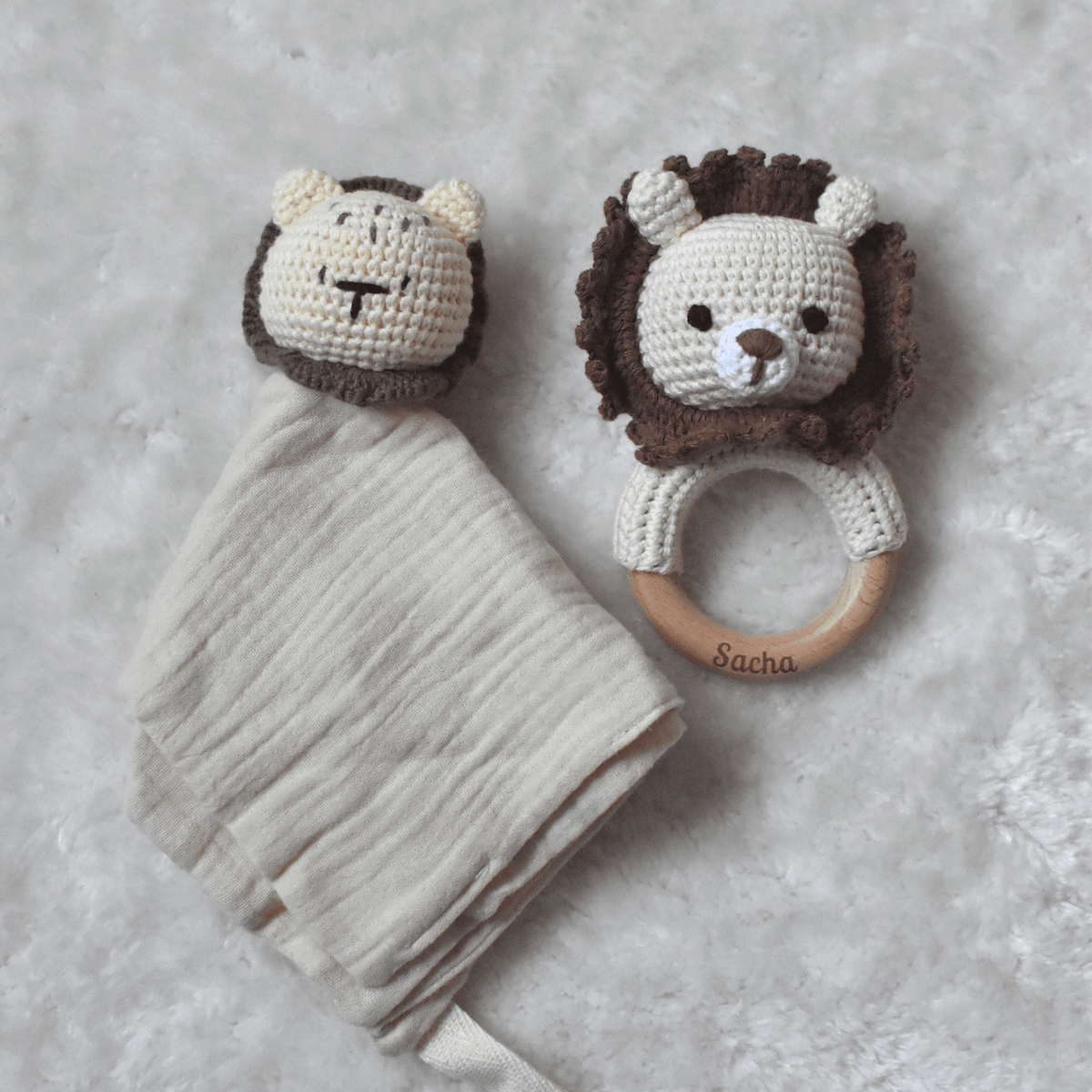 Lot doudou et hochet, cadeau de naissance personnalisé