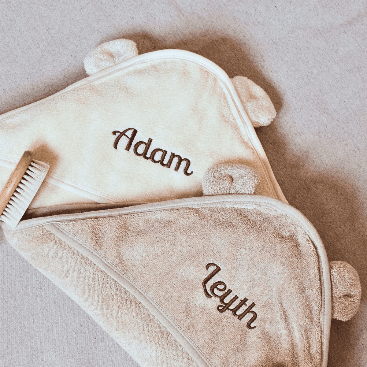 Capes de bain ourson crème et beige personnalisées au prénom