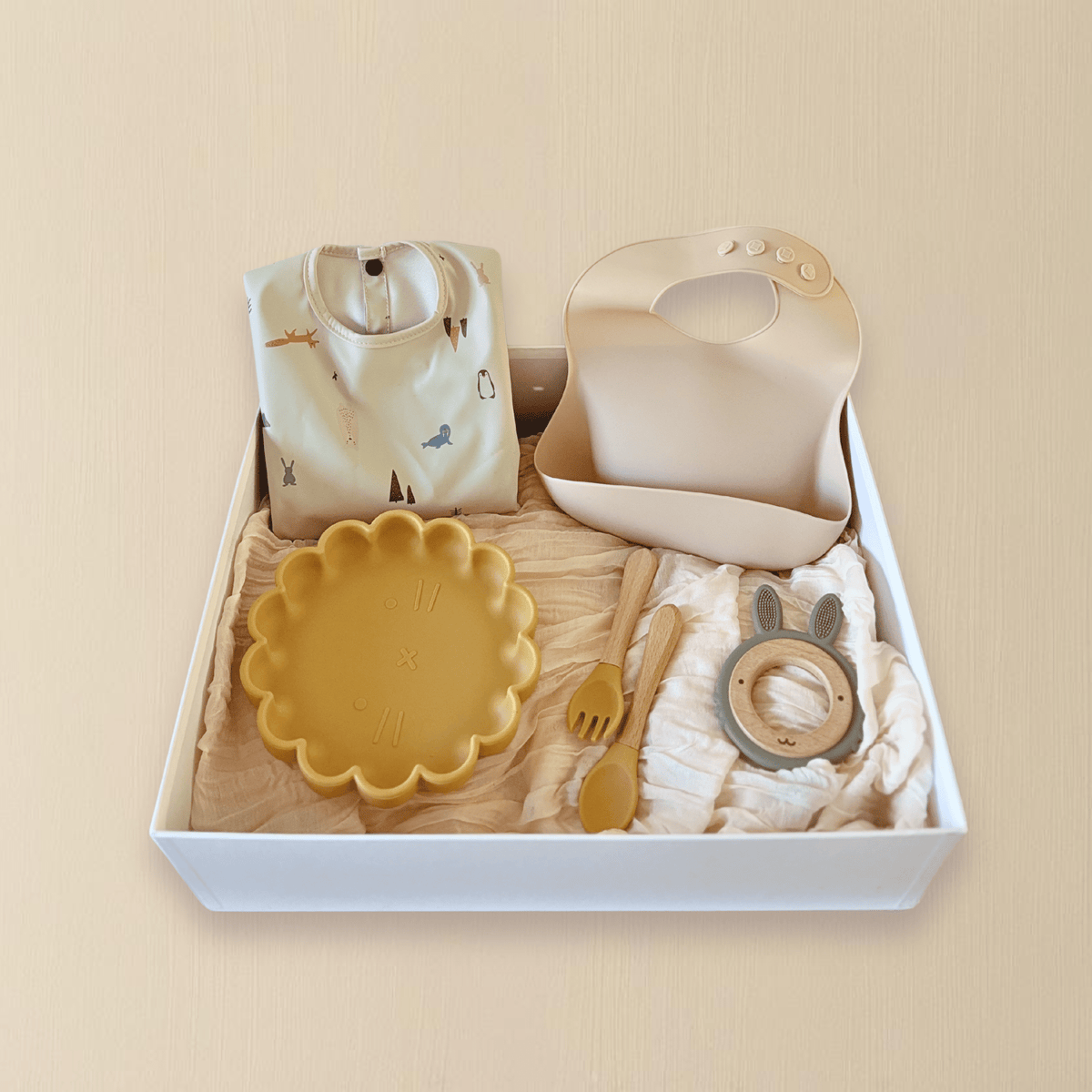 Assiette, couverts et bavoir du coffret repas bébé