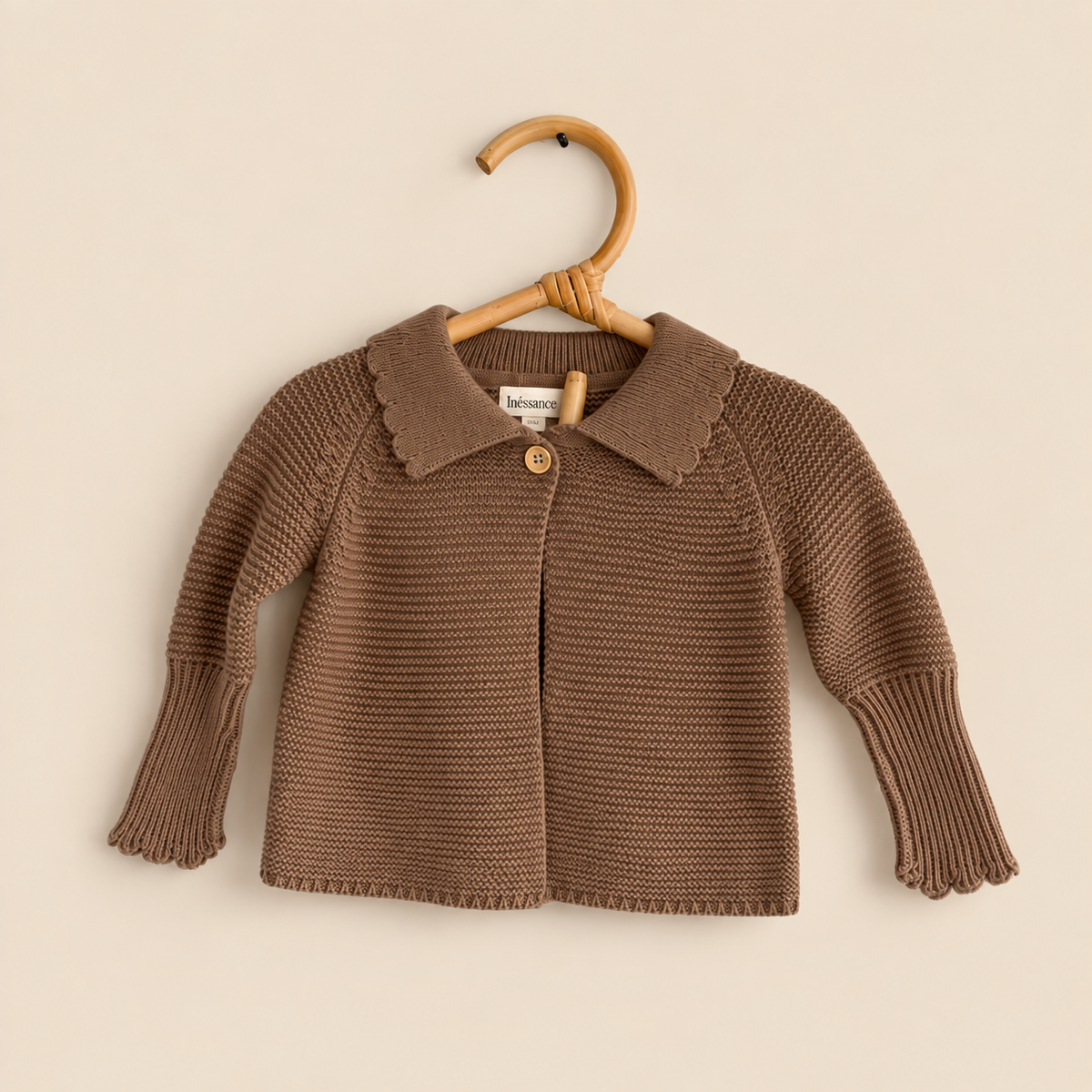 Brassière de naissance en tricot chocolat brodée au prénom
