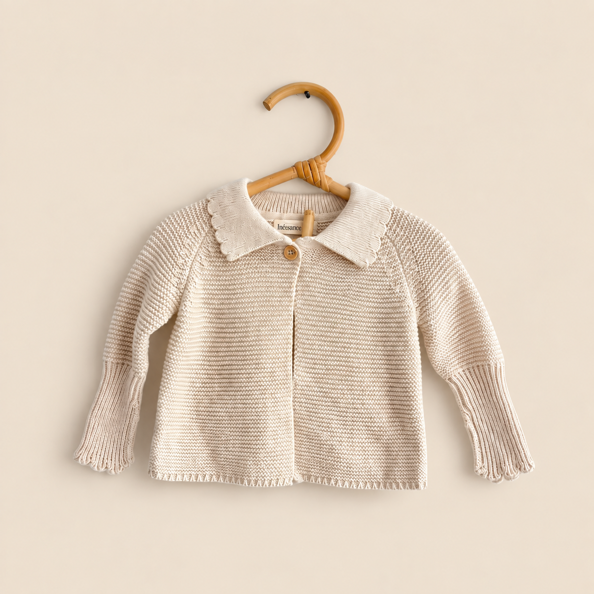 Brassière de naissance en tricot écru brodée au prénom