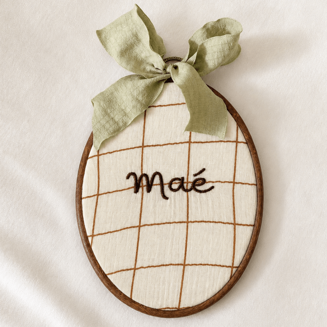 Cerceau de naissance ovale aspect bois brodé au prénom de bébé