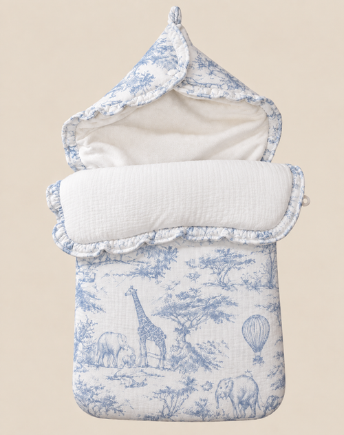Nid d’ange bébé personnalisé Toile de Jouy - Douceur & Élégance