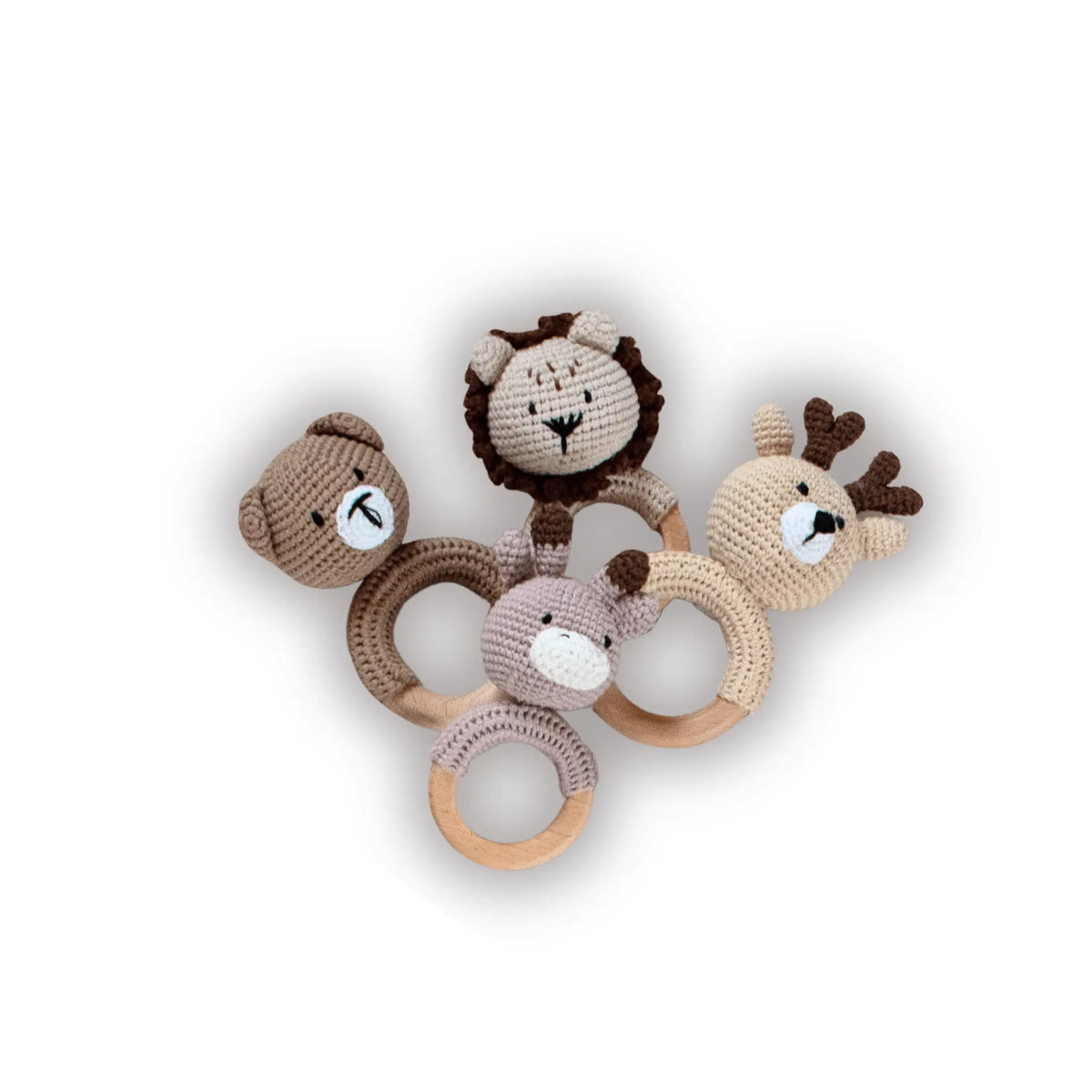 Trois hochets en crochet personnalisés : cerf, lion et ourson