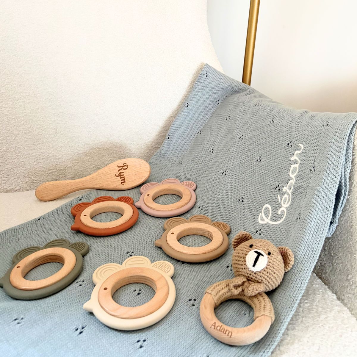 Anneau de dentition Poussin en bois et silicone personnalisé au prénom