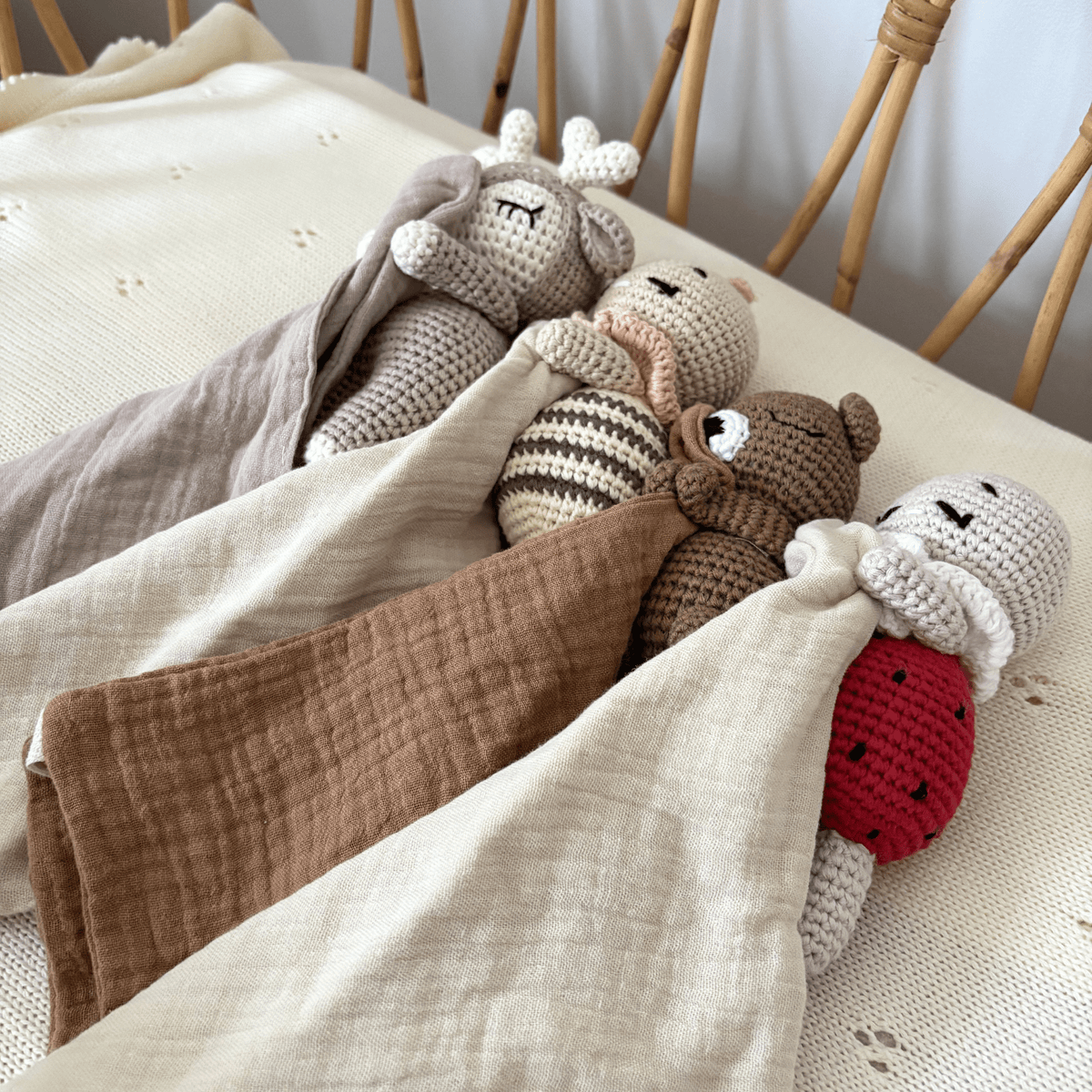 Doudou plat en crochet et gaze de coton personnalisé au prénom