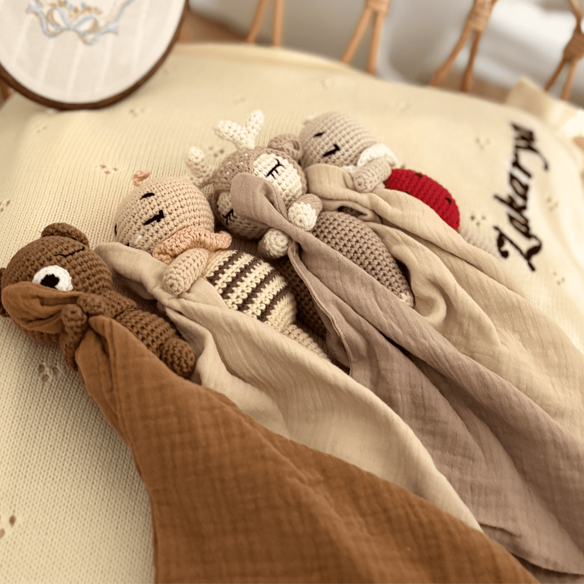 Doudou plat en gaze de coton brodé au prénom de bébé