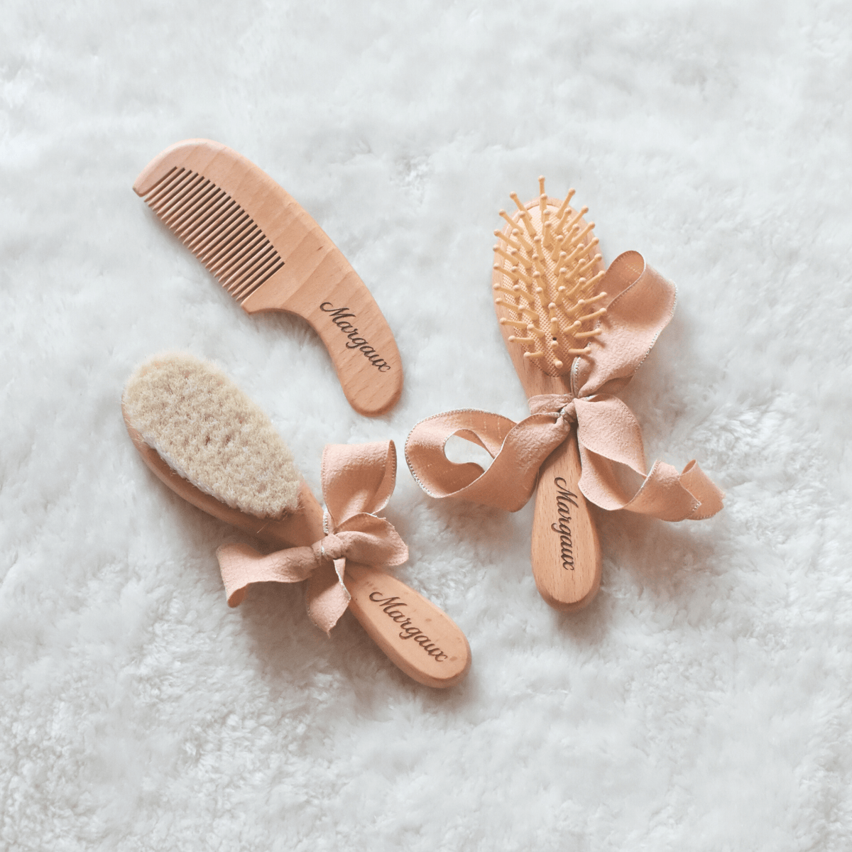 Set de brosses en bois naturel et peigne du coffret bain bébé Ineessance