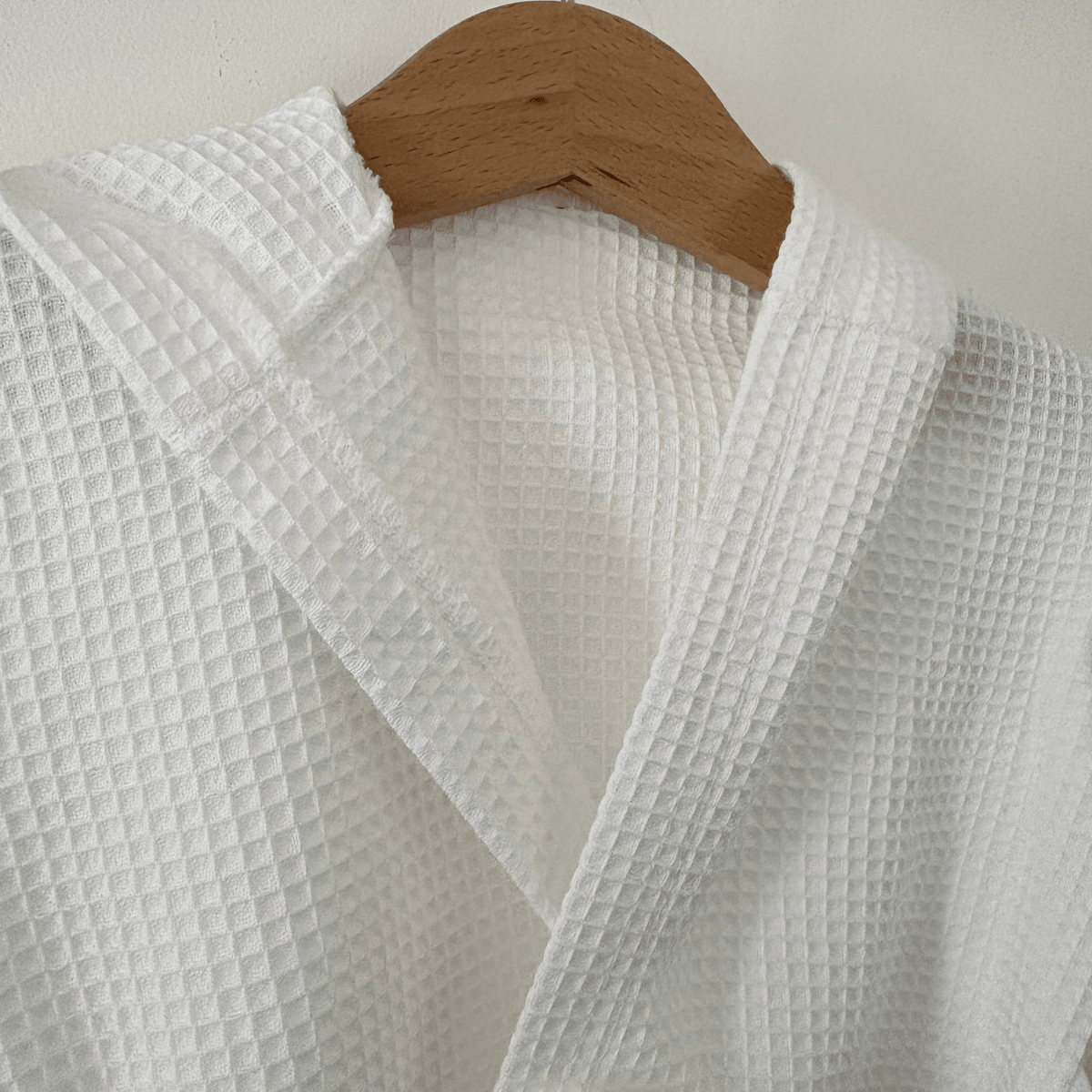 Peignoir bébé brodé au prénom en coton nid d'abeille