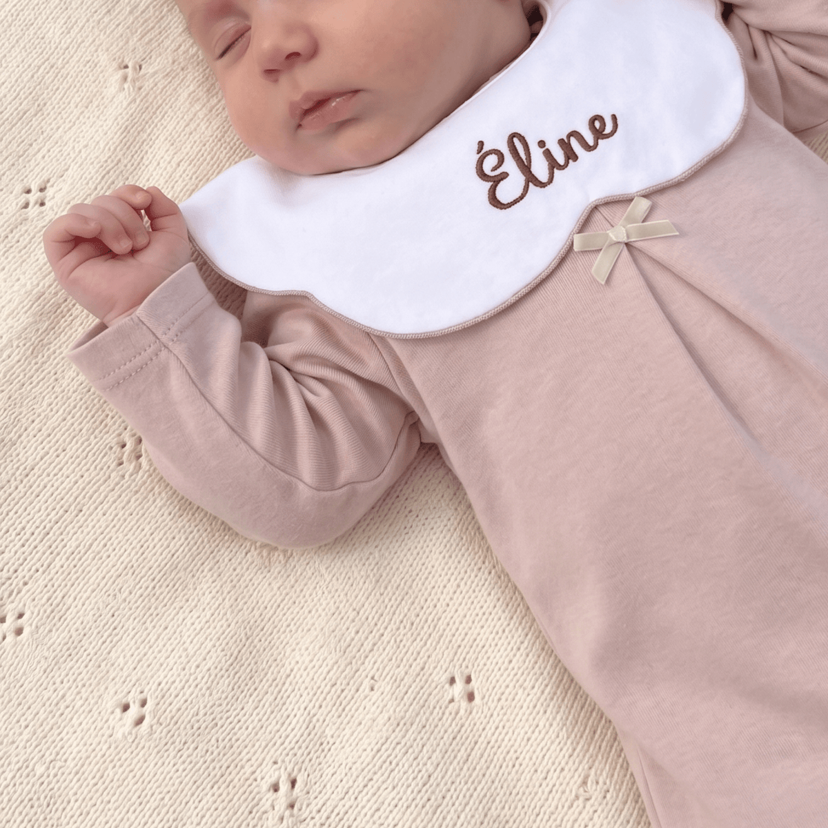 Pyjama de naissance col Claudine aux couleurs intemporelles