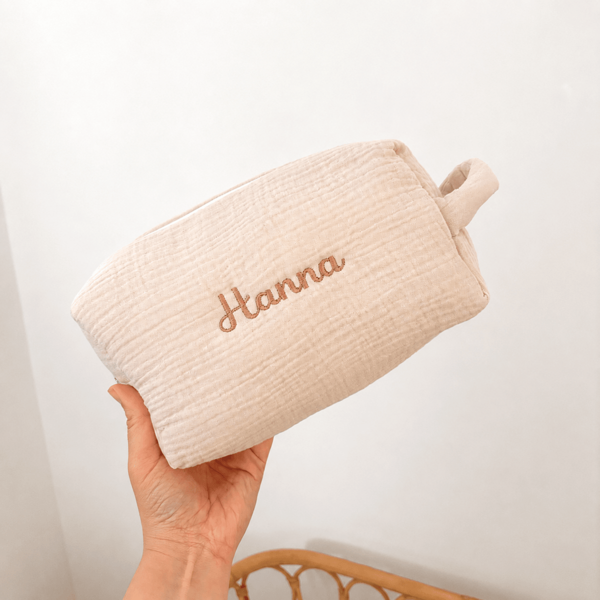 Trousse en gaze de coton brodée au prénom de bébé