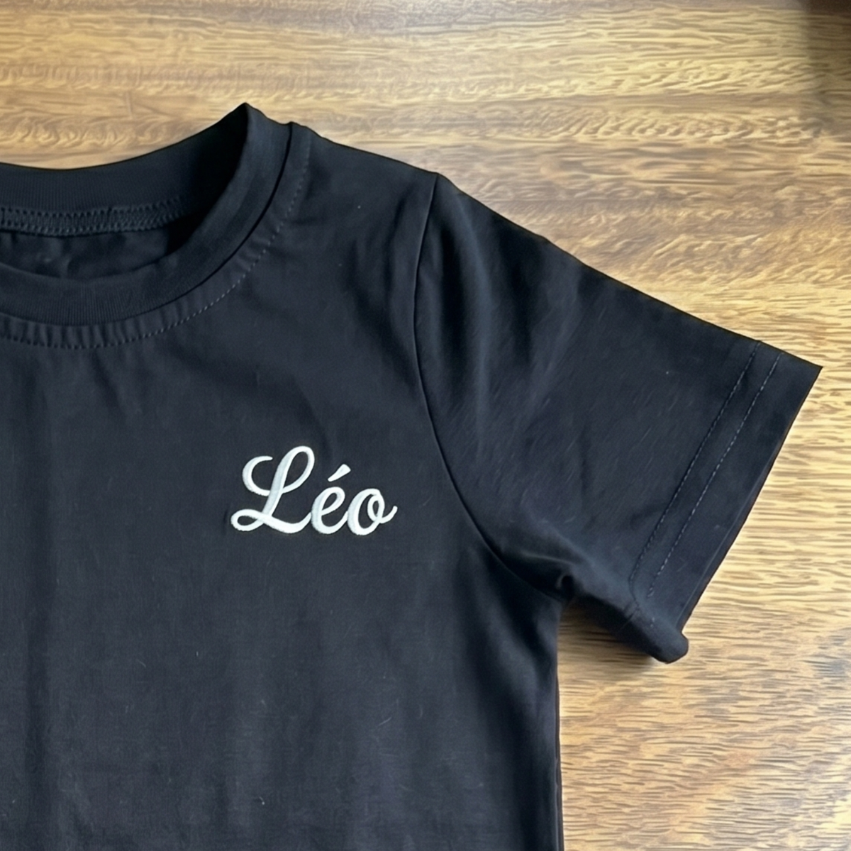 Détail de la broderie du prénom sur le t-shirt enfant