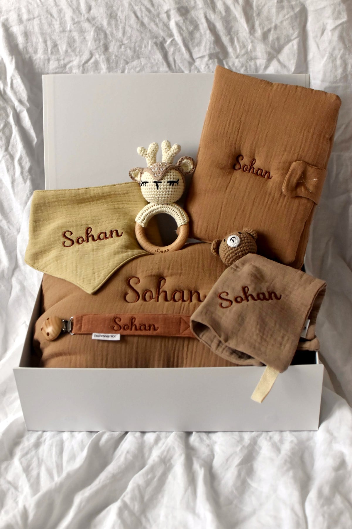 Coffret naissance Mix and Match camel brodé au prénom Sohan, hochet cerf et doudou ourson