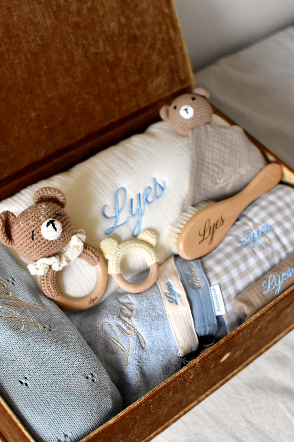 Coffret naissance Tout pour bébé brodé au prénom Lyes : hochets crochet, brosse gravée, lange et attache tétine
