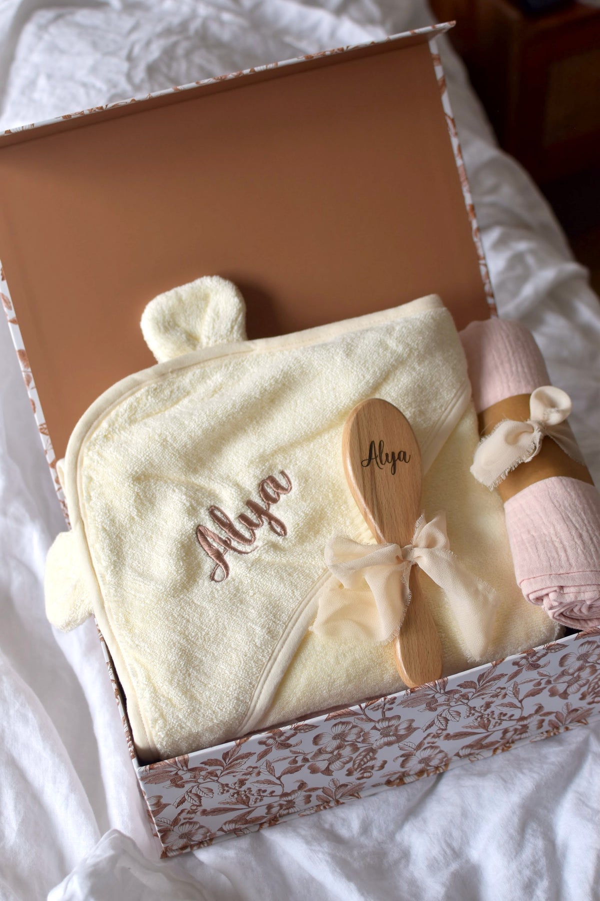 Coffret premier bain : cape de bain ourson brodée Alya, brosse gravée et lange
