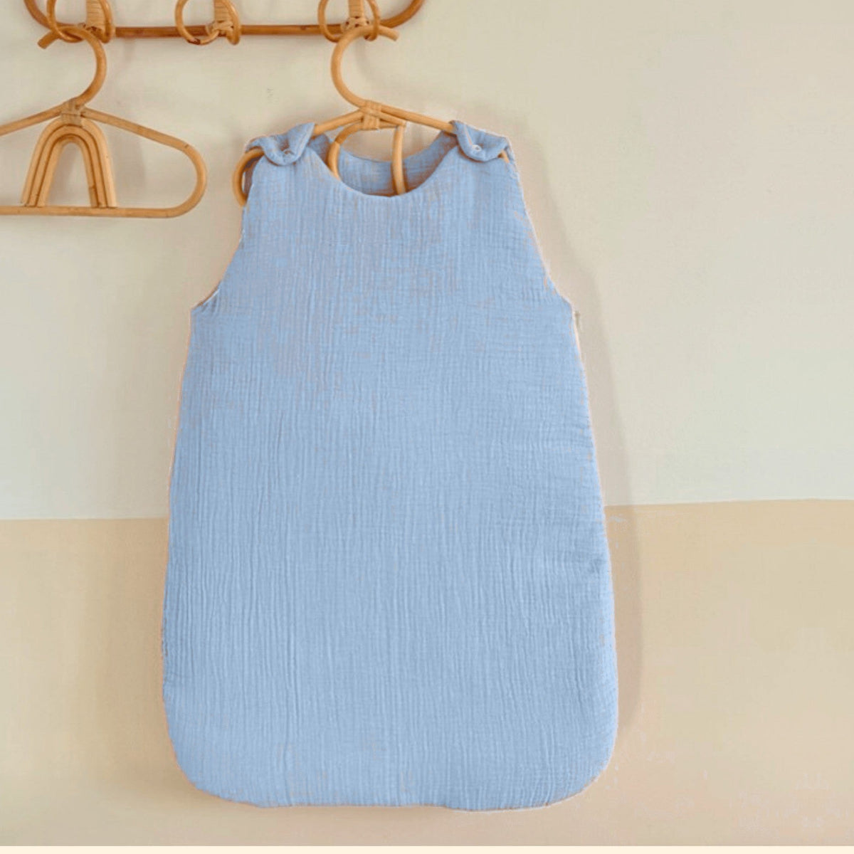 Gigoteuse Cocon bleu en gaze de coton, accrochée au mur