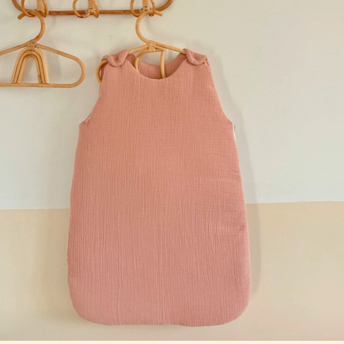 Gigoteuse Cocon rose en gaze de coton, accrochée au mur