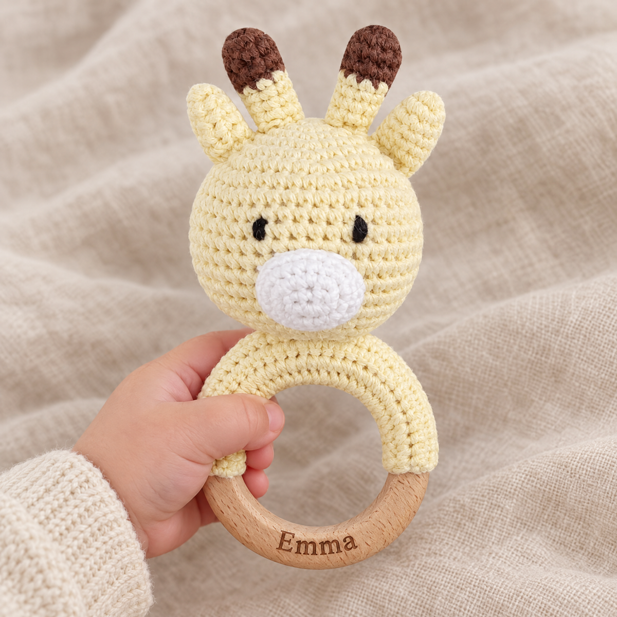 Hochet en crochet personnalisé girafe tenu par bébé, prénom gravé