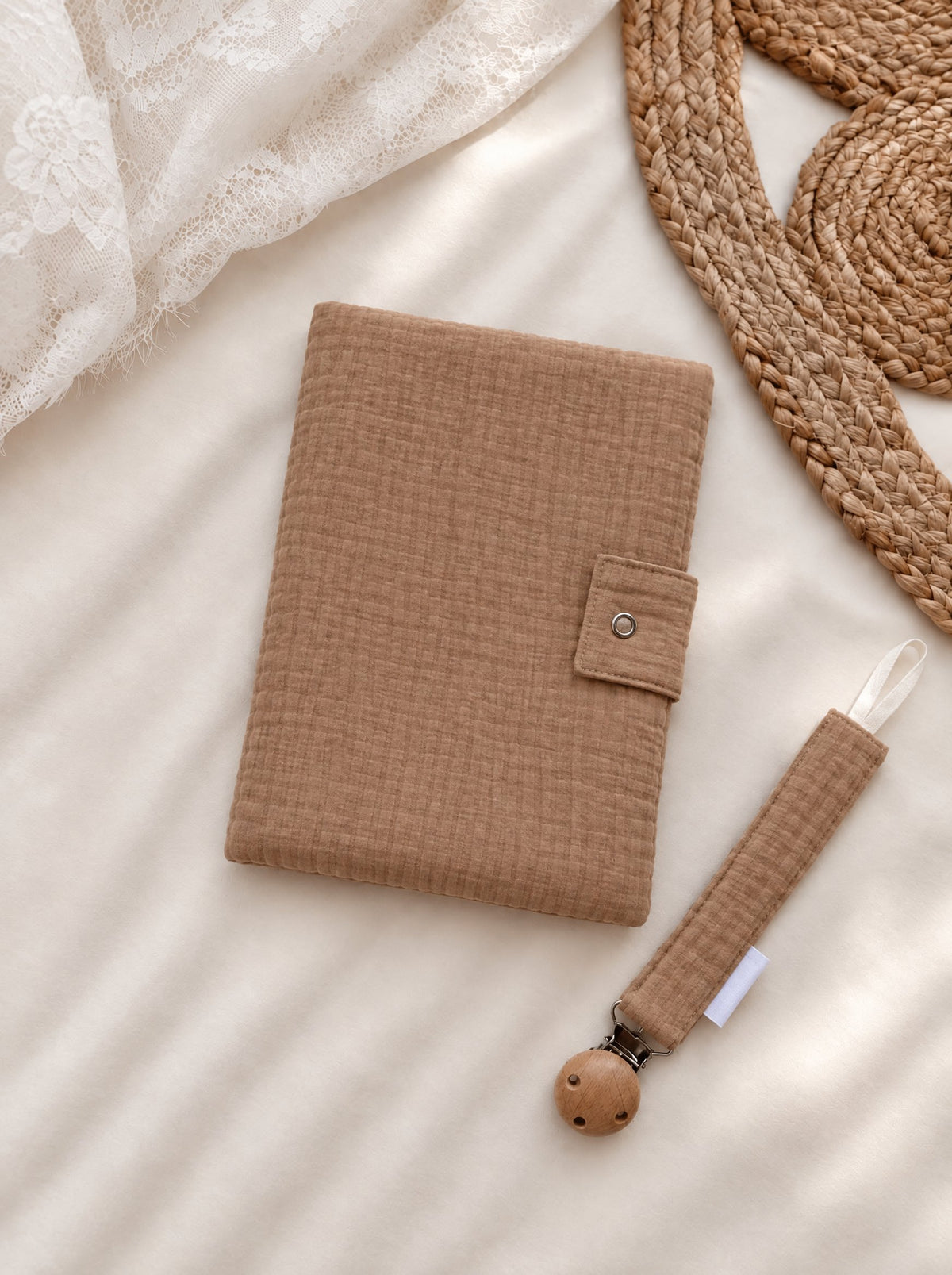 Protège carnet de santé marron en gaze de coton et attache tétine assortie