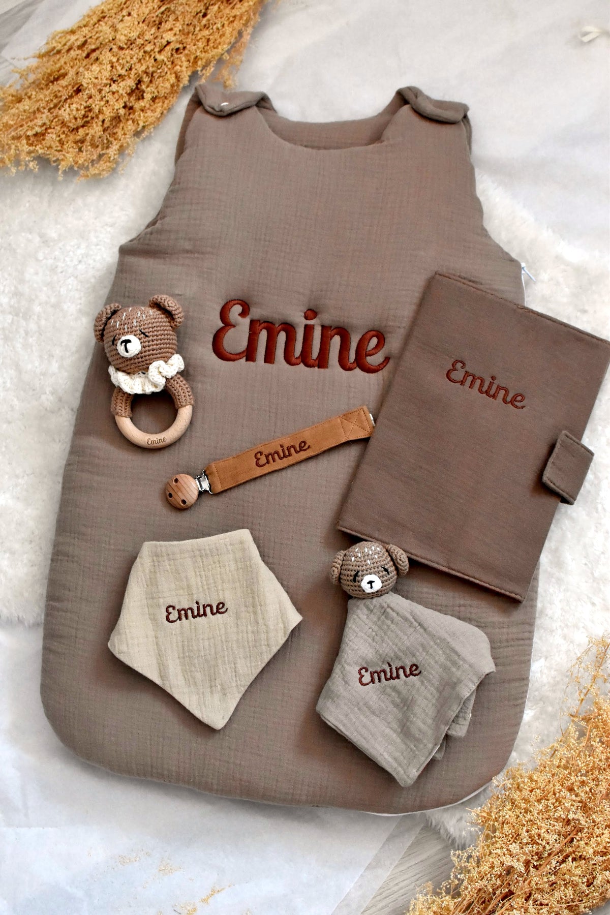 Protège carnet de santé taupe brodé au prénom Emine avec accessoires assortis