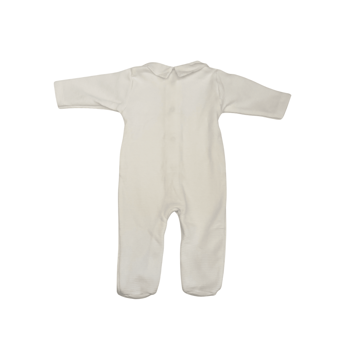 Détail du col brodé du pyjama de naissance