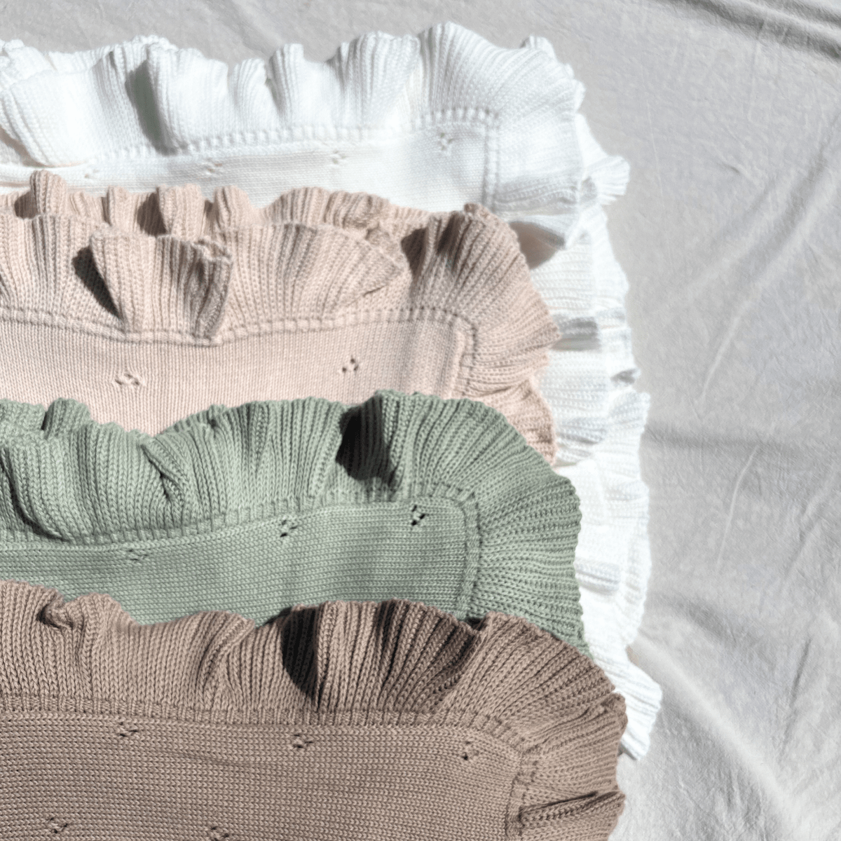 Couverture en maille à volants brodée au prénom de bébé