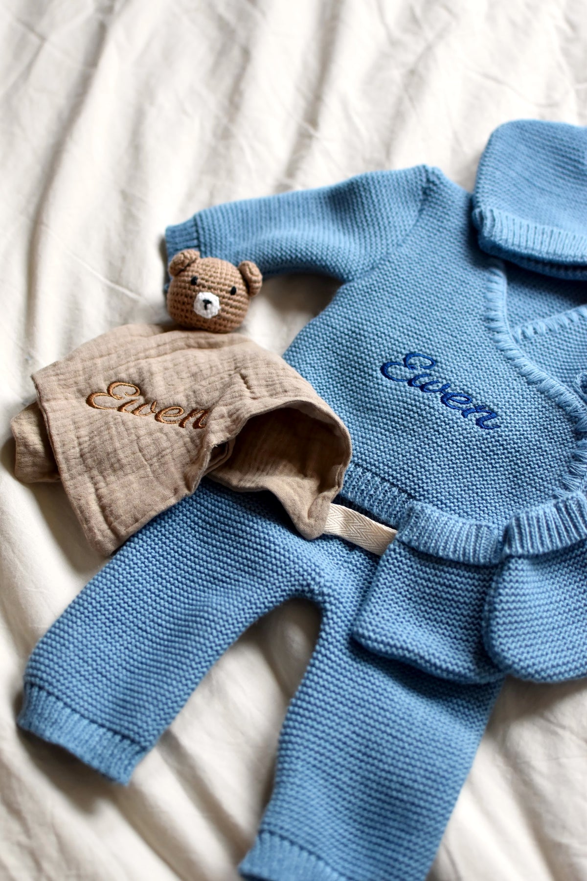 Tenue de naissance bleue brodée au prénom Ewen avec doudou assorti