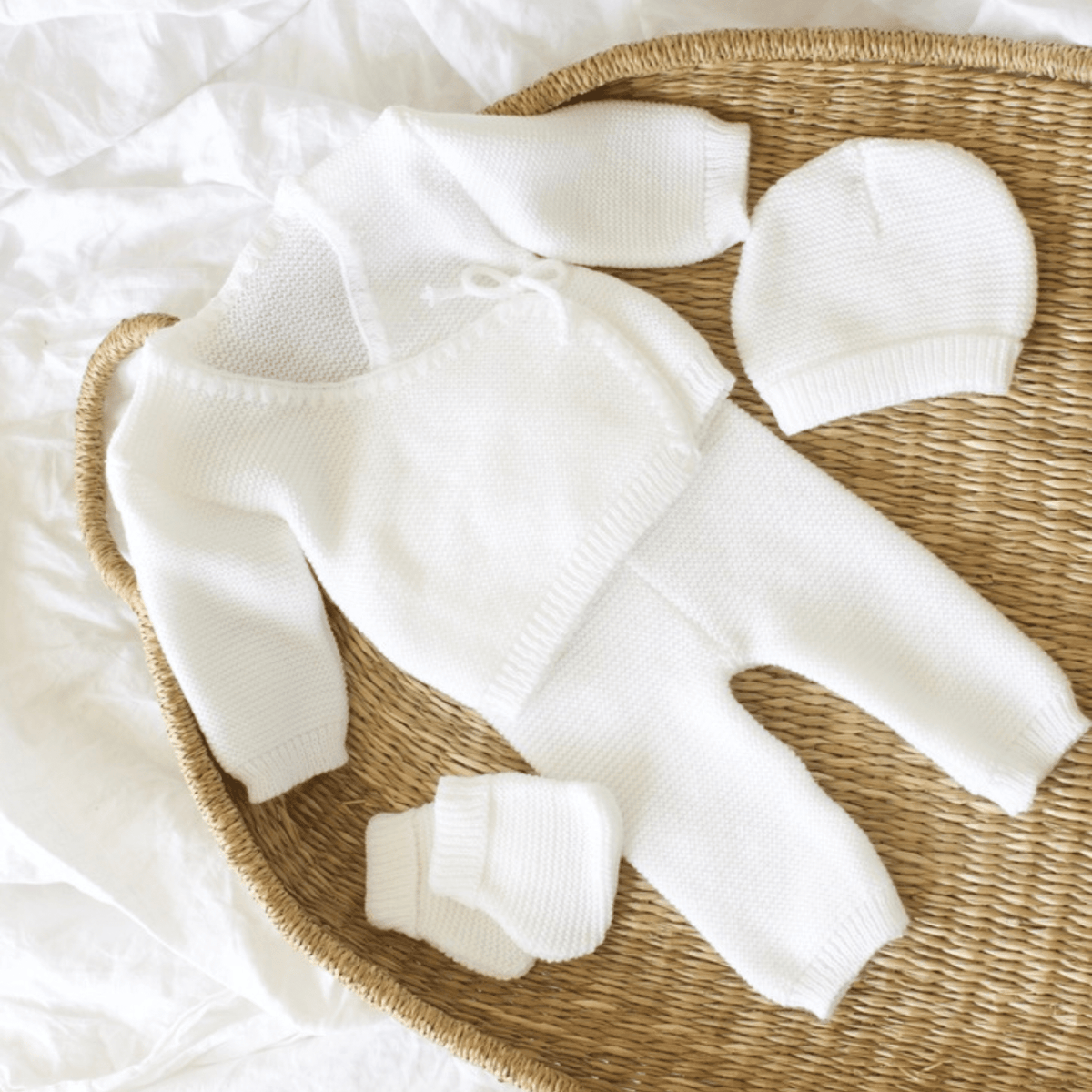 Tenue de naissance bébé brodée, écrin de douceur